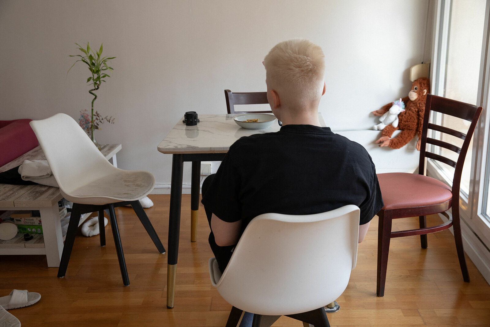 Arseny in his appartment in Paris, France. March 2025.