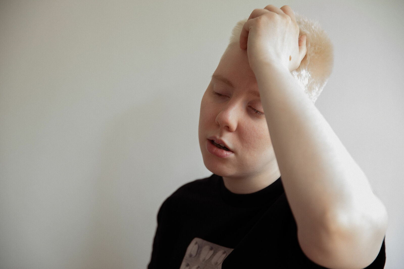 Arseny in his appartment in Paris, France. March 2025.